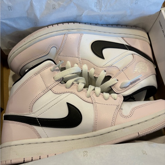 Jordan WMNS Air Jordan 1 Mid Light Violet, Black & White - Picture 3 of 4